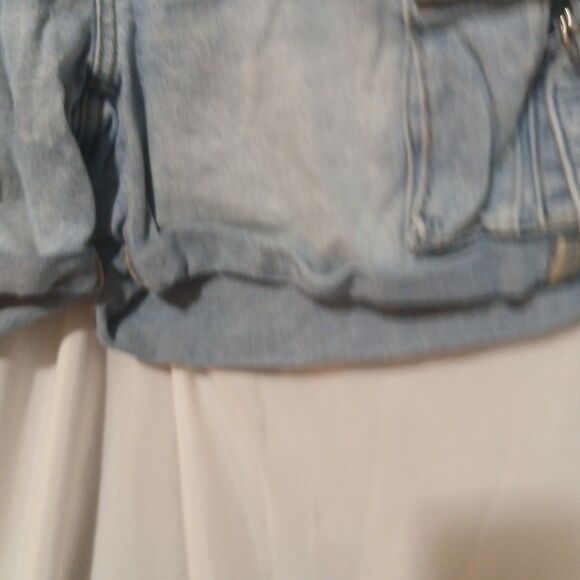 Maurices Edgely relaxed Boyfriend Denim Shorts distressed Size 8 - Picture 6 of 11